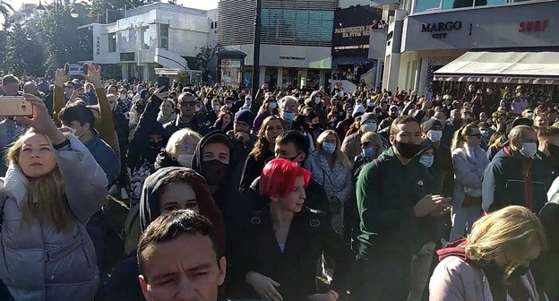 Участники митинга в Сочи 23.01.21. кадр видео Anatoly Walker https://www.youtube.com/watch?v=lxF9GeL6nmc&feature=emb_logo Участники митинга в Сочи 23.01.21. кадр видео Anatoly Walker https://www.youtube.com/watch?v=lxF9GeL6nmc&feature=emb_logo