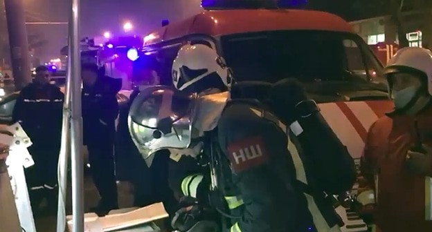 Ликвидация пожара в магазине на первом этаже многоэтажного дома в Ростове-на-Дону. Кадр видео https://mir24.tv/news/16446395/devyatietazhnyi-dom-zagorelsya-v-rostove-na-donu Ликвидация пожара в магазине на первом этаже многоэтажного дома в Ростове-на-Дону. Кадр видео https://mir24.tv/news/16446395/devyatietazhnyi-dom-zagorelsya-v-rostove-na-donu