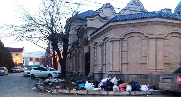 Место для складирования мусора в частном секторе в центре Махачкалы по улице Некрасова. 25 января 2021 г. Фото Расула Магомедова для "Кавказского узла" Место для складирования мусора в частном секторе в центре Махачкалы по улице Некрасова. 25 января 2021 г. Фото Расула Магомедова для "Кавказского узла"