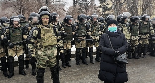 Участница акции в поддержку Навального возле сотрудников правоохранительных органов. Волгоград, 31 января 2021 года. Фото Татьяны Филимоновой для "Кавказского узла" Участница акции в поддержку Навального возле сотрудников правоохранительных органов. Волгоград, 31 января 2021 года. Фото Татьяны Филимоновой для "Кавказского узла"