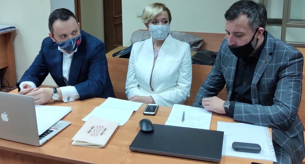 Анастасия Шевченко с адвокатами в зале суда. Фото Константина Волгина для "Кавказского узла"
Анастасия Шевченко с адвокатами в зале суда. Фото Константина Волгина для "Кавказского узла"