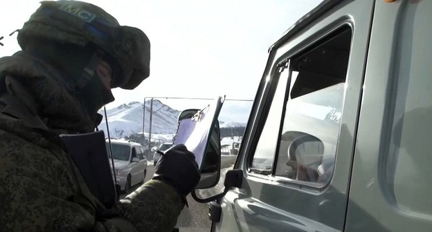 Российские миротворцы обеспечивают безопасность движения автотранспорта через Лачинский коридор/ Фото пресс-службы МО России Российские миротворцы обеспечивают безопасность движения автотранспорта через Лачинский коридор/ Фото пресс-службы МО России
