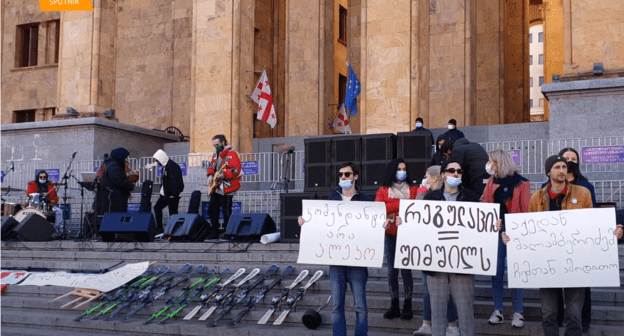Акция протеста в Тбилиси, 6 февраля 2021 года. Стоп-кадр видео https://youtu.be/Odkr3P0coz4