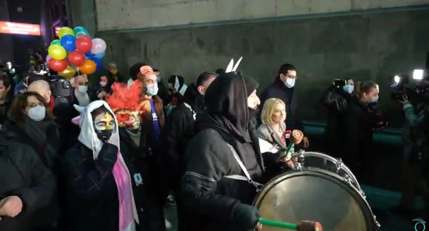 Шествие в Грузии 6 февраля 2021 года. Скриншот видео https://www.youtube.com/watch?v=xUavinDuDkk Шествие в Грузии 6 февраля 2021 года. Скриншот видео https://www.youtube.com/watch?v=xUavinDuDkk
