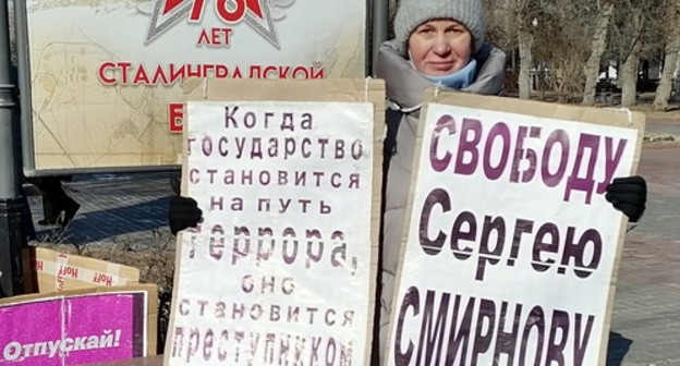 Активистка Тамара Гродникова на одиночном пикете требует освобождения главреда «Медиазоны» Сергея Смирнова и других политзаключенных. Волгоград, 7 февраля 2021 года. Фото Татьяны Филимоновой для "Кавказского узла". Активистка Тамара Гродникова на одиночном пикете требует освобождения главреда «Медиазоны» Сергея Смирнова и других политзаключенных. Волгоград, 7 февраля 2021 года. Фото Татьяны Филимоновой для "Кавказского узла".