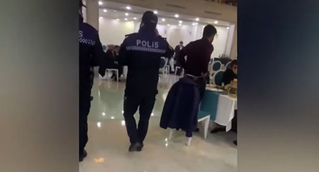 Сотрудники полиции, пришедшие на свадебную церемонию в Баку. Кадр видео Report AZ https://www.youtube.com/watch?v=kNnEsTiURUA&feature=emb_title Сотрудники полиции, пришедшие на свадебную церемонию в Баку. Кадр видео Report AZ https://www.youtube.com/watch?v=kNnEsTiURUA&feature=emb_title
