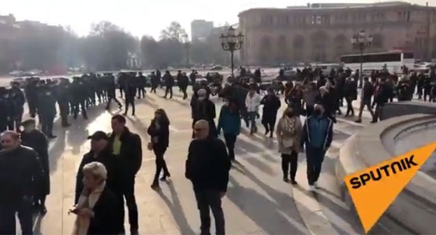 Полицейские наблюдают за акцией протеста в Ереване 7 февраля 2021 года. Кадр видео "Sputnik Армения" https://www.youtube.com/watch?v=REijPGl20Y4 Полицейские наблюдают за акцией протеста в Ереване 7 февраля 2021 года. Кадр видео "Sputnik Армения" https://www.youtube.com/watch?v=REijPGl20Y4