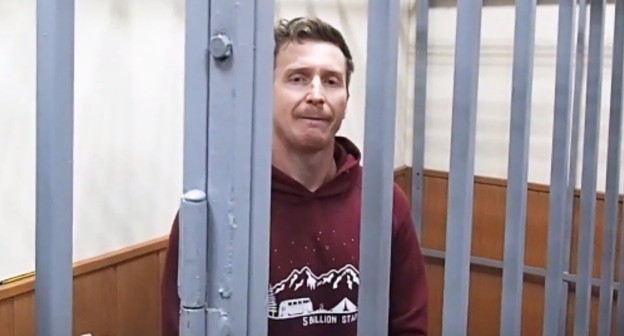 Егор Лесных. Стопкадр видео канала Общественный вердикт https://www.youtube.com/watch?v=hU-0djt5XsI Егор Лесных. Стопкадр видео канала Общественный вердикт https://www.youtube.com/watch?v=hU-0djt5XsI