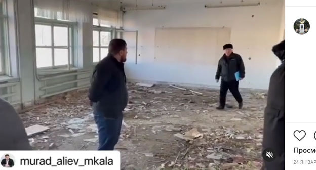 Первый замминистра строительства Дагестана Мурад Алиев (в центре) в здании хасавюртовской школы № 14. Скриншот публикации на странице школы в Instagram https://www.instagram.com/p/CKbm--4qgYR/ Первый замминистра строительства Дагестана Мурад Алиев (в центре) в здании хасавюртовской школы № 14. Скриншот публикации на странице школы в Instagram https://www.instagram.com/p/CKbm--4qgYR/