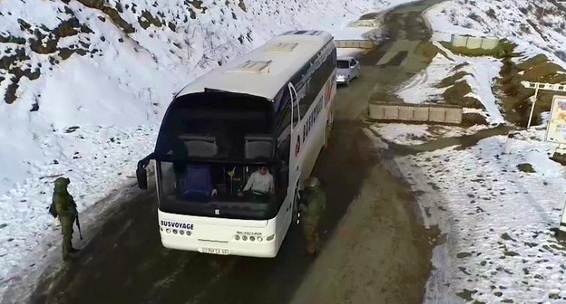 Российские миротворцы обеспечивают безопасность движения автотранспорта через Лачинский коридор/ Фото пресс-службы МО России Российские миротворцы обеспечивают безопасность движения автотранспорта через Лачинский коридор/ Фото пресс-службы МО России
