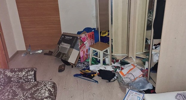 Разгром в квартире, где задержали Cалеха Магомадова и Исмаила Исаева. Фото предоставлено «Российской ЛГБТ-сетью» https://novayagazeta.ru/articles/2021/02/06/89088-k-allahu-iz-pod-palki Разгром в квартире, где задержали Cалеха Магомадова и Исмаила Исаева. Фото предоставлено «Российской ЛГБТ-сетью» https://novayagazeta.ru/articles/2021/02/06/89088-k-allahu-iz-pod-palki