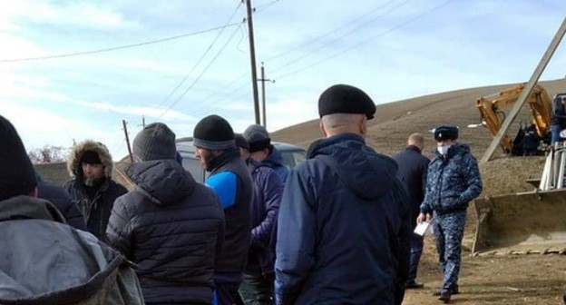Сход жителей Римгорского, выступивших против неполной газификации села. 8 февраля 2021 года. Фото участника схода Алима Эркенова. Сход жителей Римгорского, выступивших против неполной газификации села. 8 февраля 2021 года. Фото участника схода Алима Эркенова.
