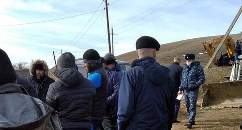 Сход жителей Римгорского, выступивших против неполной газификации села. 8 февраля 2021 года. Фото участника схода Алима Эркенова. Сход жителей Римгорского, выступивших против неполной газификации села. 8 февраля 2021 года. Фото участника схода Алима Эркенова.