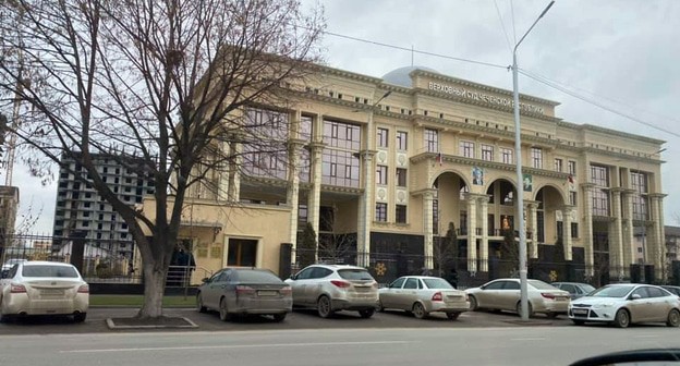 Здание Верховного суда Чечни. Скриншот поста на странице Андрея Сабинина в Facebook https://www.facebook.com/photo?fbid=3971759139515270&set=a.511013482256537 Здание Верховного суда Чечни. Скриншот поста на странице Андрея Сабинина в Facebook https://www.facebook.com/photo?fbid=3971759139515270&set=a.511013482256537