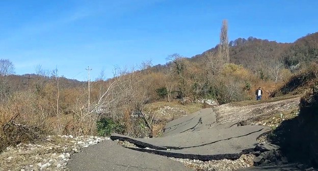 Дорога в село Бедиа после оползня. Кадр видео 
Sputnik Абхазия https://www.youtube.com/watch?v=idVSNoJgXtg&feature=emb_logo