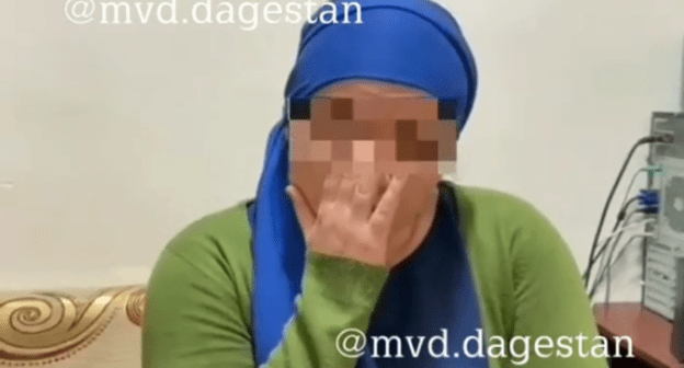 Стоп-кадр видео допроса женщины в полиции Дагестана в связи с заявлением о подмене тел новорожденных куклами, https://www.instagram.com/p/CLJm756KTHL/ Стоп-кадр видео допроса женщины в полиции Дагестана в связи с заявлением о подмене тел новорожденных куклами, https://www.instagram.com/p/CLJm756KTHL/