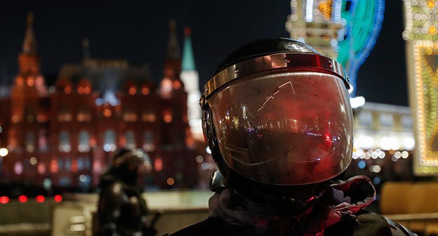 Сотрудник полиции на фоне Кремля. Москва, 2 февраля 2021 г. Фото: REUTERS/Evgenia Novozhenina Сотрудник полиции на фоне Кремля. Москва, 2 февраля 2021 г. Фото: REUTERS/Evgenia Novozhenina