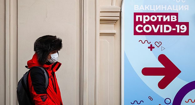 Мужчина в защитной маске. Фото: REUTERS/Shamil Zhumatov Мужчина в защитной маске. Фото: REUTERS/Shamil Zhumatov