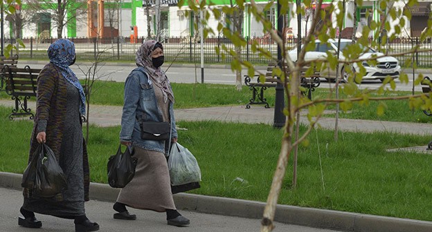 Женщины в масках на улицах Грозного. Фото: REUTERS/Ramzan Musaev Женщины в масках на улицах Грозного. Фото: REUTERS/Ramzan Musaev