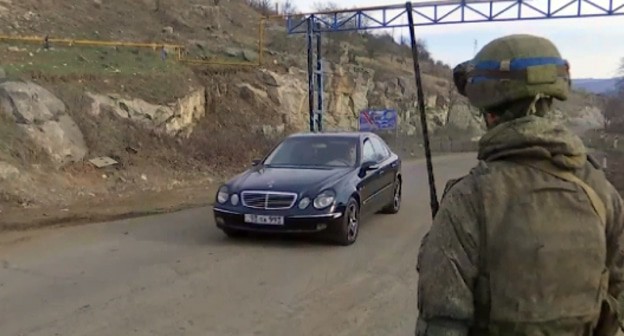 Российские миротворцы обеспечивают безопасность движения автотранспорта через Лачинский коридор. Фото пресс-службы МО России http://mil.ru/russian_peacekeeping_forces/news/more.htm?id=12343470@egNews Российские миротворцы обеспечивают безопасность движения автотранспорта через Лачинский коридор. Фото пресс-службы МО России http://mil.ru/russian_peacekeeping_forces/news/more.htm?id=12343470@egNews
