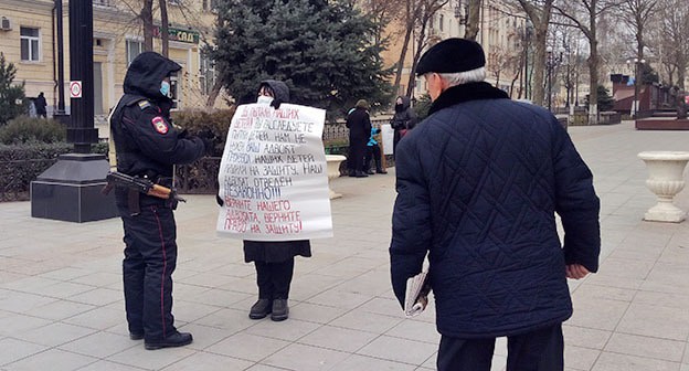 Зайнаб Рабаданова на пикете в Махачкале с требованием вернуть право на защиту своему племяннику Гасану Курбанову. 12 февраля 2021 г. Фото Расула Магомедова для "Кавказского узла" Зайнаб Рабаданова на пикете в Махачкале с требованием вернуть право на защиту своему племяннику Гасану Курбанову. 12 февраля 2021 г. Фото Расула Магомедова для "Кавказского узла"