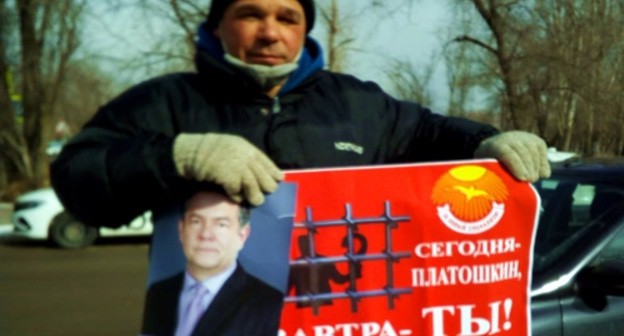 Михаил Матвеев проводит пикет в поддержку Николая Платошкина. Волгоград, 14 февраля 2021 года. Фото Татьяны Филимоновой для "Кавказского узла". Михаил Матвеев проводит пикет в поддержку Николая Платошкина. Волгоград, 14 февраля 2021 года. Фото Татьяны Филимоновой для "Кавказского узла".