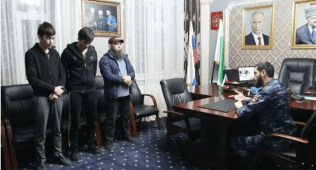 Глава ОВД по Гудермесскому району проводит беседу с тремя жителями Чечни. Стоп-кадр видео https://www.instagram.com/p/CLRRpZWqi35/ Глава ОВД по Гудермесскому району проводит беседу с тремя жителями Чечни. Стоп-кадр видео https://www.instagram.com/p/CLRRpZWqi35/