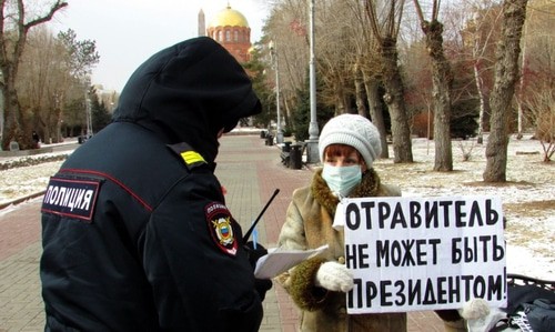 Полицейский записывает паспортные данные активистки Галины Тихенко. Волгоград, 14 февраля 2021 года. Фото Вячеслава Ященко для "Кавказского узла".
