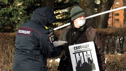 Владимир Васильченко отказывается сообщать свои паспортные данные полицейскому. Волгоград, 14 февраля 2021 года. Фото Вячеслава Ященко для "Кавказского узла".