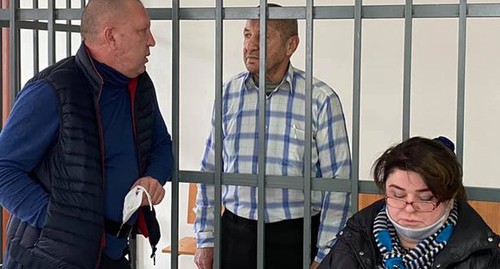 Ставропольский юрист Сергей Мараков и его адвокаты в Ленинском райсуде Грозного. Скриншот поста на странице Андрея Сабинина в Facebook https://www.facebook.com/photo?fbid=3971759139515270&set=a.511013482256537 Ставропольский юрист Сергей Мараков и его адвокаты в Ленинском райсуде Грозного. Скриншот поста на странице Андрея Сабинина в Facebook https://www.facebook.com/photo?fbid=3971759139515270&set=a.511013482256537