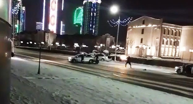 Нападение на полицейских. Грозный, 17 декабря 2016 г. Кадр из видео пользователя DAMATOHTV https://www.youtube.com/watch?v=V2cD0fAtwes Нападение на полицейских. Грозный, 17 декабря 2016 г. Кадр из видео пользователя DAMATOHTV https://www.youtube.com/watch?v=V2cD0fAtwes