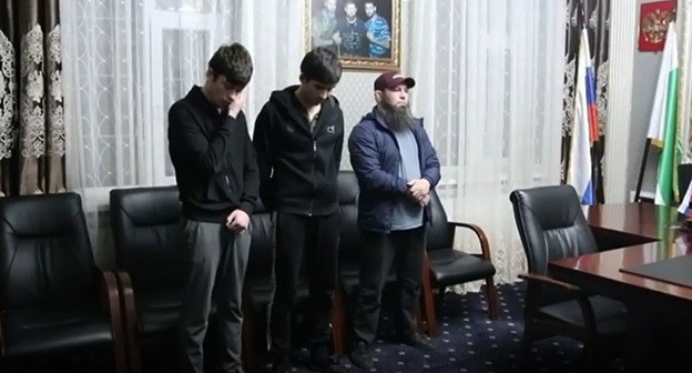 Глава ОВД по Гудермесскому району проводит беседу с тремя жителями Чечни. Стоп-кадр видео https://www.instagram.com/p/CLRRpZWqi35/ Глава ОВД по Гудермесскому району проводит беседу с тремя жителями Чечни. Стоп-кадр видео https://www.instagram.com/p/CLRRpZWqi35/