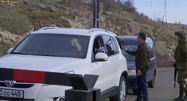 Российские миротворцы обеспечивают безопасность движения автотранспорта через Лачинский коридор. Фото пресс-службы МО России http://mil.ru/russian_peacekeeping_forces/news/more.htm?id=12343470@egNews Российские миротворцы обеспечивают безопасность движения автотранспорта через Лачинский коридор. Фото пресс-службы МО России http://mil.ru/russian_peacekeeping_forces/news/more.htm?id=12343470@egNews