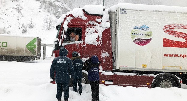 Грузовики возле пункта пропуска "Верхний Ларс". Фото: МЧС России по Республике Осетия-Алания https://15.mchs.gov.ru/ Грузовики возле пункта пропуска "Верхний Ларс". Фото: МЧС России по Республике Осетия-Алания https://15.mchs.gov.ru/