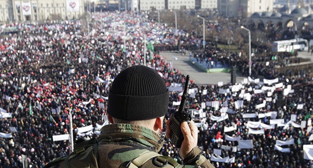 Сотрудник силовых структур. Грозный. Фото: REUTERS/Eduard Korniyenko Сотрудник силовых структур. Грозный. Фото: REUTERS/Eduard Korniyenko