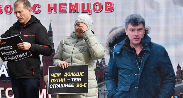Участники ростовского митинга памяти Немцова в 2020 году с плакатами. Фото Константина Волгина для "Кавказского узла" Участники ростовского митинга памяти Немцова в 2020 году с плакатами. Фото Константина Волгина для "Кавказского узла"