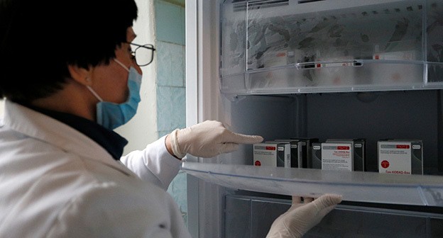 Медицинский работник показывает на упаковки с вакциной от COVID-19. Фото: REUTERS/Alexander Ermochenko Медицинский работник показывает на упаковки с вакциной от COVID-19. Фото: REUTERS/Alexander Ermochenko
