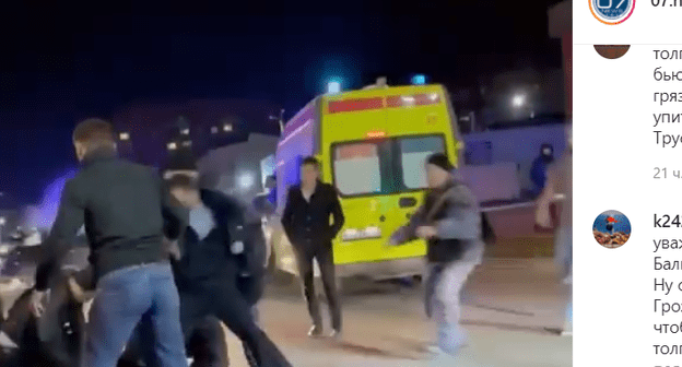 Скриншот кадра видео драки в Нальчике в паблике 07.news в Instagram. https://www.instagram.com/p/CLU4zIKqHoD/c/17842722335533708/ Скриншот кадра видео драки в Нальчике в паблике 07.news в Instagram. https://www.instagram.com/p/CLU4zIKqHoD/c/17842722335533708/