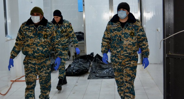 Тела погибших в конфликте в Нагорном Карабахе и сотрудники МЧС . Фото Государственная служба по чрезвычайным ситуациям https://www.facebook.com/RescueServiceOfTheNKR/photos/a.1527615660606237/4088398617861249/ Тела погибших в конфликте в Нагорном Карабахе и сотрудники МЧС . Фото Государственная служба по чрезвычайным ситуациям https://www.facebook.com/RescueServiceOfTheNKR/photos/a.1527615660606237/4088398617861249/