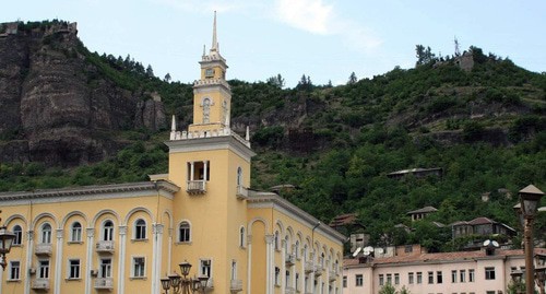 Муниципальное здание в Чиатуре. Фото https://ru.wikipedia.org/wiki/Чиатура#/media/Файл:Chiatura._A_municipal_building_(Photo_A._Muhranoff,_2011).jpg Муниципальное здание в Чиатуре. Фото https://ru.wikipedia.org/wiki/Чиатура#/media/Файл:Chiatura._A_municipal_building_(Photo_A._Muhranoff,_2011).jpg