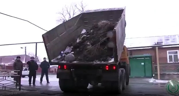 Представители районной власти собрали с помощью спецтехники мусор и возвращают его во двор нарушителя. Скриншот сообщения: фото профиля eldit_net
eldit_net https://www.instagram.com/tv/CLWh4IPqWFX/?igshid=1gyfkw944ni20 https://www.instagram.com/tv/CLWh4IPqWFX/?igshid=1gyfkw944ni20 Представители районной власти собрали с помощью спецтехники мусор и возвращают его во двор нарушителя. Скриншот сообщения: фото профиля eldit_net
eldit_net https://www.instagram.com/tv/CLWh4IPqWFX/?igshid=1gyfkw944ni20 https://www.instagram.com/tv/CLWh4IPqWFX/?igshid=1gyfkw944ni20