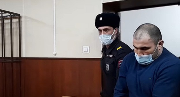 Подозреваемый в убийстве главы села Новокули. Скриншот видео "Кавказского узла" Подозреваемый в убийстве главы села Новокули. Скриншот видео "Кавказского узла"