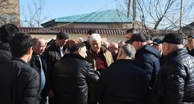 Хизри Шихсаидов (в центре) общается с жителями Кумторкалинского района. Скриншот видео "
Новостник" https://www.youtube.com/watch?v=YrojULNafro Хизри Шихсаидов (в центре) общается с жителями Кумторкалинского района. Скриншот видео "
Новостник" https://www.youtube.com/watch?v=YrojULNafro