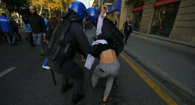 Сотрудники полиции задерживают активиста во время акции протеста. Баку. Фото Азиза Каримова для "Кавказского узла" Сотрудники полиции задерживают активиста во время акции протеста. Баку. Фото Азиза Каримова для "Кавказского узла"