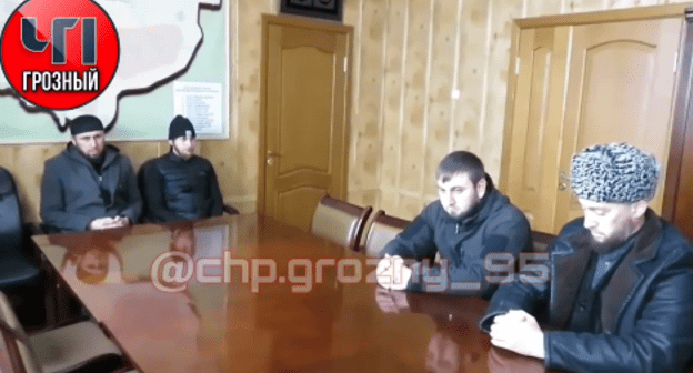 Жителей Ачхой-Мартановского района отчитывают в полиции за поддержку интернет-публикаций с критикой властей Чечни. Стоп-кадр видео https://www.instagram.com/p/CLW_tomHt2q/ Жителей Ачхой-Мартановского района отчитывают в полиции за поддержку интернет-публикаций с критикой властей Чечни. Стоп-кадр видео https://www.instagram.com/p/CLW_tomHt2q/