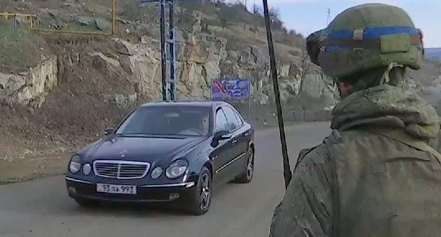 Российские миротворцы обеспечивают безопасность движения автотранспорта через Лачинский коридор. Фото пресс-службы МО России http://mil.ru/russian_peacekeeping_forces/news/more.htm?id=12343470@egNews Российские миротворцы обеспечивают безопасность движения автотранспорта через Лачинский коридор. Фото пресс-службы МО России http://mil.ru/russian_peacekeeping_forces/news/more.htm?id=12343470@egNews