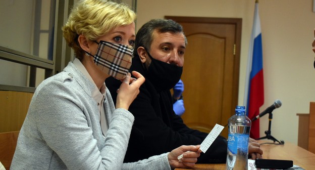 Анастасия Шевченко с адвокатом в зале суда. Фото Константина Волгина для "Кавказского узла"
Анастасия Шевченко с адвокатом в зале суда. Фото Константина Волгина для "Кавказского узла"