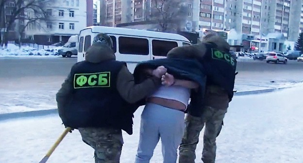 Сотрудники ФСБ во время задержания. Скриншот видео https://russian.rt.com/russia/video/833797-fsb-zaderzhanie-desyat-regionov Сотрудники ФСБ во время задержания. Скриншот видео https://russian.rt.com/russia/video/833797-fsb-zaderzhanie-desyat-regionov