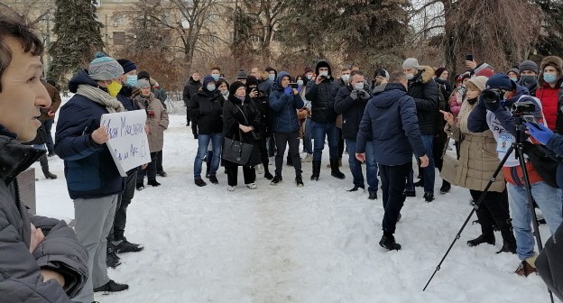 Участники акции протеста в Волгограде. 23 января 2021 года, фото Татьяны Филимоновой для "Кавказского узла" Участники акции протеста в Волгограде. 23 января 2021 года, фото Татьяны Филимоновой для "Кавказского узла"