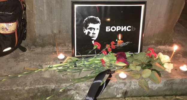 Цветы и портрет Немцова у памятника жертвам политических репрессий в Сочи. Фото Светланы Кравченко для "Кавказского узла". Цветы и портрет Немцова у памятника жертвам политических репрессий в Сочи. Фото Светланы Кравченко для "Кавказского узла".